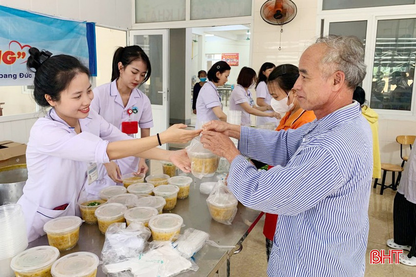 Những suất cháo được các y bác sỹ BVĐK tỉnh trao tận tay người bệnh. bqbht_br_z6592710624213-ebdf32a6d11e3f463a75e45cbda064c2a.jpg