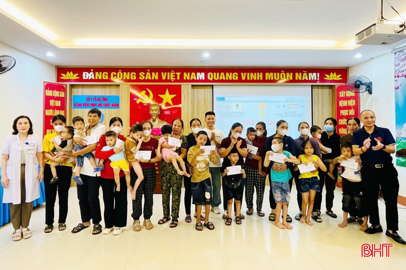 Bệnh viện Phục hồi chức năng Hà Tĩnh cùng các nhà hảo tâm trao quà cho bệnh nhi có hoàn cảnh khó khăn. bqbht_br_nhan-dao-2a.jpg