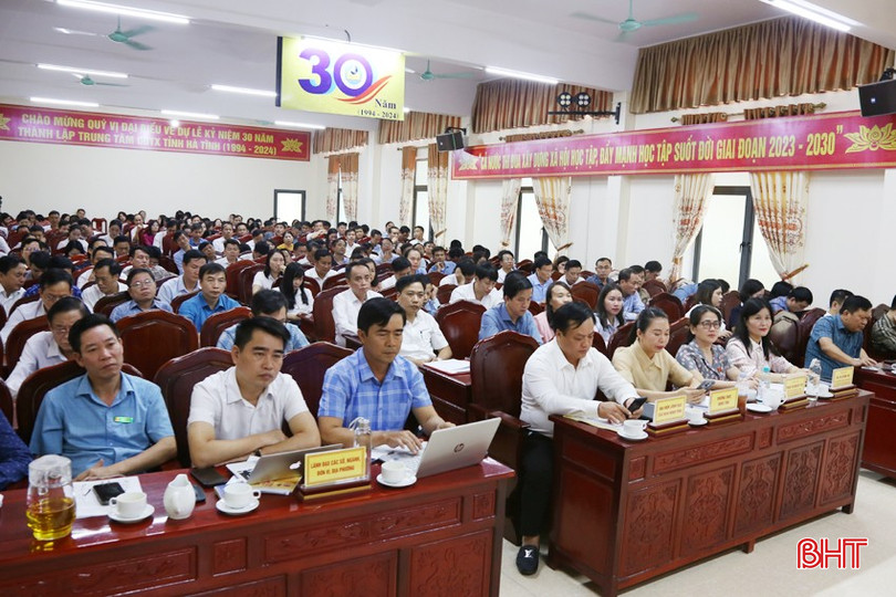 Các đại biểu tham dự hội nghị tiếp xúc cử tri. 2a-5451.jpg
