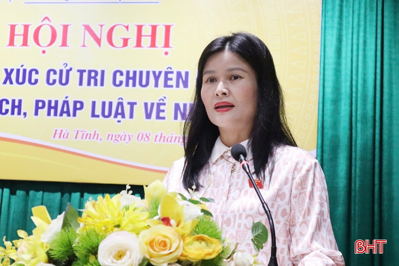 Đại biểu Bùi Thị Quỳnh Thơ trình bày các nội trình bày dự thảo Luật Nhà giáo. quoc-hoi-1a-9101.jpg