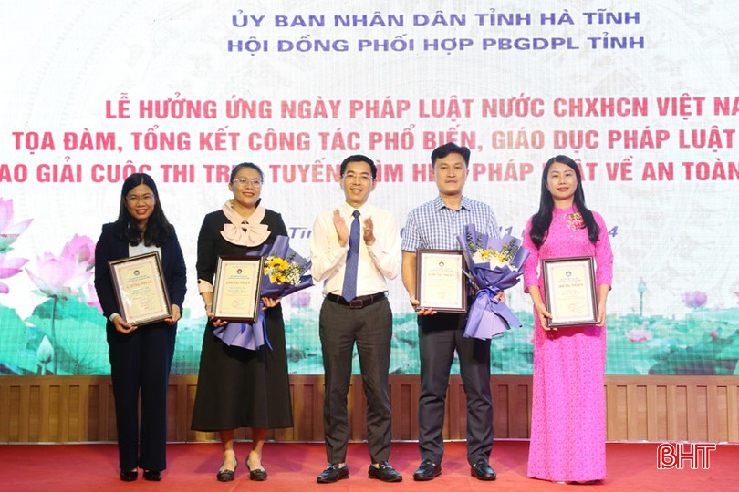 Lãnh đạo Sở Tư pháp trao thưởng cho 4 tập thể và... bqbht_br_img-3092a.jpg