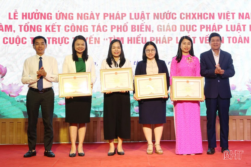 ...các cá nhân có thành tích xuất sắc trong công tác phổ biến, giáo dục pháp luật năm 2024. bqbht_br_5a-3473.jpg