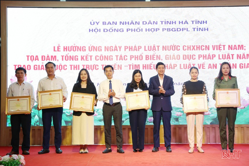 Lãnh đạo Ban Nội chính Tỉnh ủy và Sở Tư pháp trao bằng khen của Chủ tịch UBND tỉnh cho các tập thể và... bqbht_br_4a.jpg