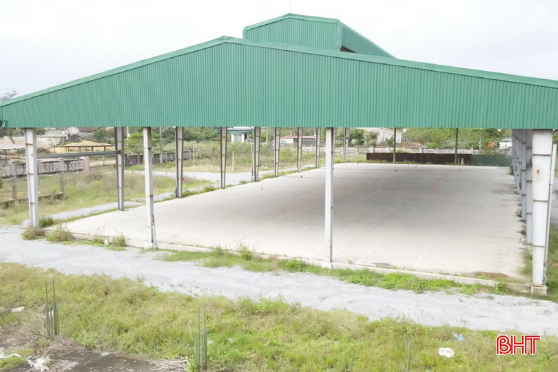 Hiện nay, HTX Đầu tư xây dựng, quản lý và khai thác chợ Lộc Hà chỉ mới xây dựng được đình chợ và móng các ki-ốt. bqbht_br_cho-huyen-4a.jpg