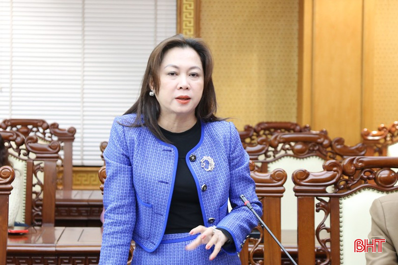 Phó Tổng Biên tập Báo Hà Tĩnh Trần Thị Phương Hoa báo cáo một số nội dung liên quan đến công tác tuyên truyền về sắp xếp, tinh gọn bộ máy, sắp xếp đơn vị hành chính. bqbht_br_4a.jpg