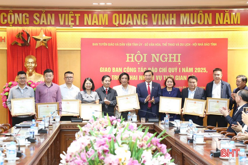 Trao bằng khen của Chủ tịch UBND tỉnh năm 2024 cho các văn phòng đại diện, phóng viên thường trú trên địa bàn tỉnh. bqbht_br_6a.jpg