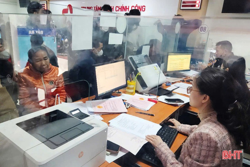Cán bộ ngành thuế tập trung cao giải quyết thủ tục cho người dân. bqbht_br_hcc-3a.jpg