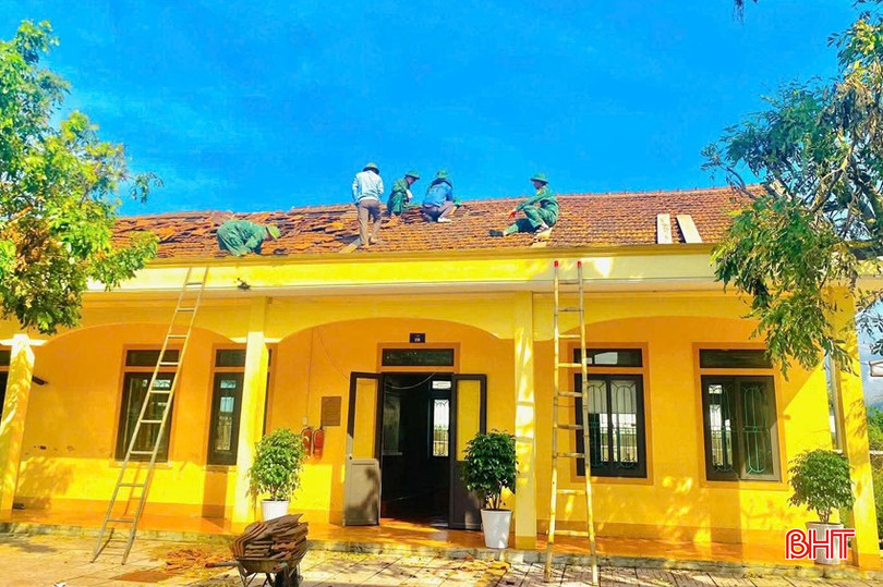 មណ្ឌល Hoanh Son បានចល័តកម្លាំងដើម្បីជួសជុលផ្ទះវប្បធម៌របស់ក្រុមលំនៅឋានដែលរងការខូចខាតដោយខ្យល់ព្យុះ។ bqbht_br_bao-6a.jpg
