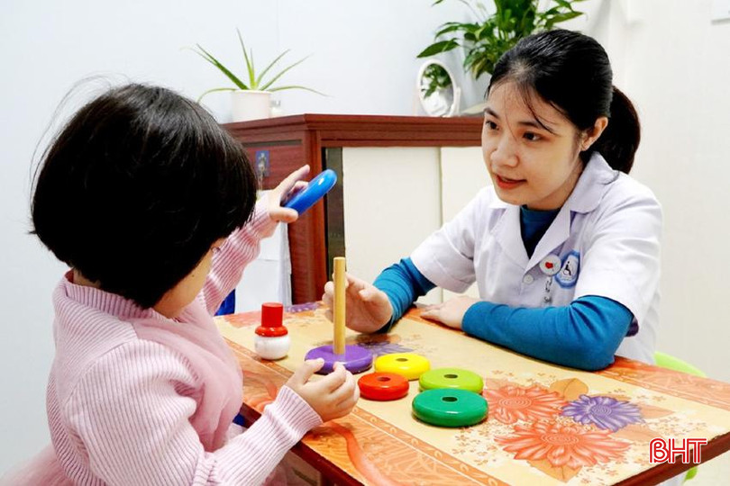 Đề tài “Tỷ lệ mắc và hiệu quả can thiệp rối loạn phổ tự kỷ trẻ em từ 18-60 tháng tại Hà Tĩnh” góp phần nâng cao hiệu quả công tác điều trị cho trẻ bị phổ tự kỷ tại Bệnh viện Phục hồi chức năng Hà Tĩnh. KH y te 3A.jpg