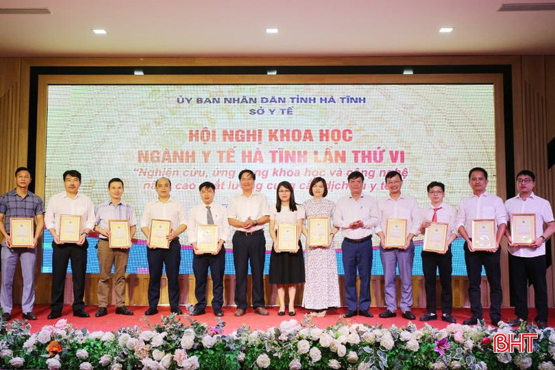 Tác giả các đề tài xuất sắc nhận thưởng tại Hội nghị khoa học ngành Y tế Hà Tĩnh lần thứ VI (tháng 6/2024). K y te 2A.jpg