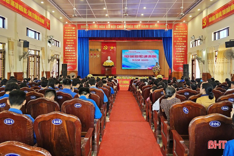 O Centro de Serviços de Emprego Ha Tinh organiza sessões móveis de apresentação de empregos em comunas e bairros. bqbht_br_viec-lam-2a.jpg