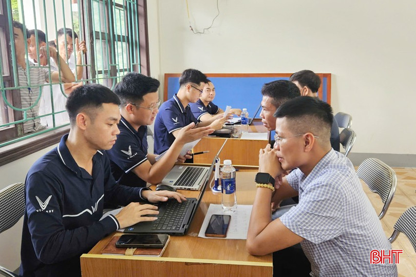 O Centro de Serviços de Emprego Ha Tinh organizou com sucesso 74 feiras de emprego, atraindo mais de 12.700 pessoas para participar da busca por oportunidades de emprego. bqbht_br_viec-lam-4a.jpg