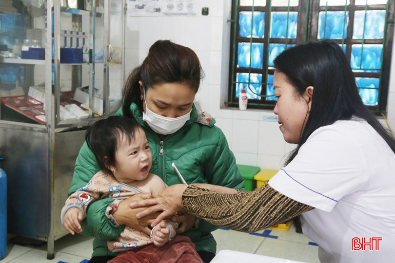 Trạm Y tế xã Tân Lâm Hương - TP Hà Tĩnh tiêm vắc-xin phòng sởi cho trẻ em. bqbht_br_a1.jpg