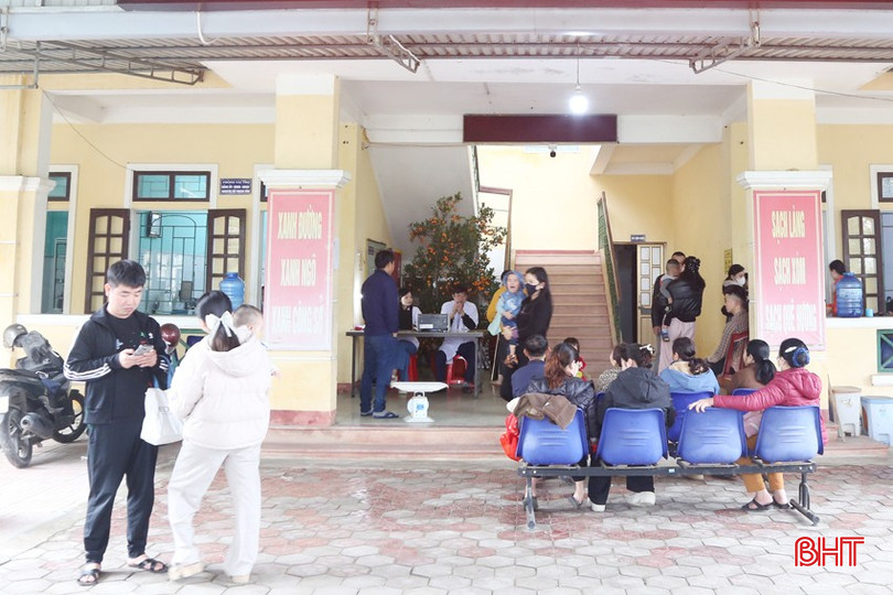 Đông đảo người dân đưa trẻ đến tiêm vắc-xin khi có thông báo từ ngành y tế. bqbht_br_c1.jpg