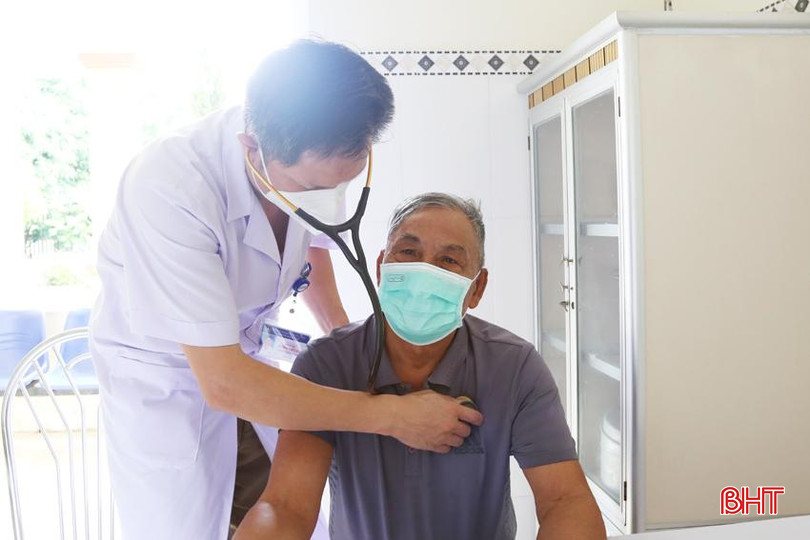 Bác sỹ Dương Chí Lực - Trưởng khoa Nội (Trung tâm Y tế TP Hà Tĩnh) thăm khám cho bệnh nhân tại Trạm Y tế phường Thạch Linh. 2a.jpg