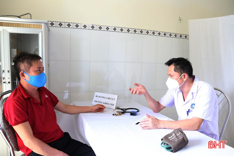 Bác sỹ Dương Chí Lực tư vấn cho người dân cách phòng tránh các bệnh lý thông thường. 1B.jpg