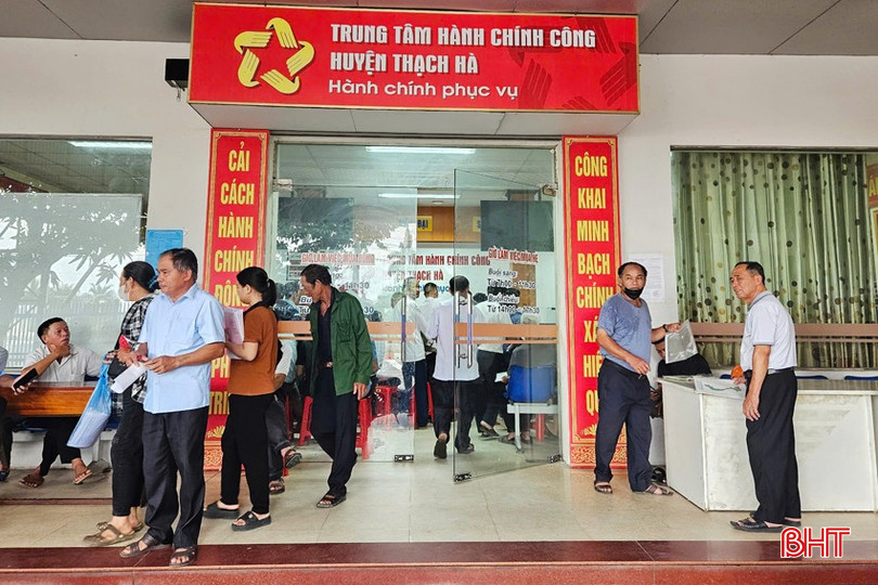 Người dân rất quan tâm đến việc giải quyết thủ tục hành chính khi vận hành mô hình chính quyền địa phương 2 cấp. Ảnh: Người dân đến Trung tâm Hành chính công huyện Thạch Hà giải quyết TTHC. bqbht_br_z6709742729102-7cf0e90dc71f49e188404a250c306c38a.jpg