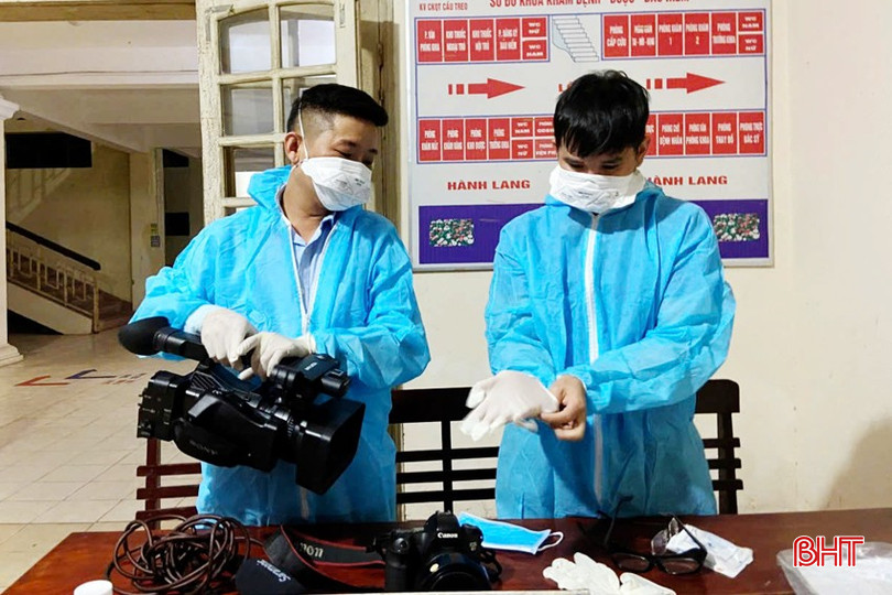 Phóng viên Phúc Quang cùng phóng viên Hồ Tuấn Dũng trang bị bảo hộ chống dịch vào tác nghiệp tại khu điều trị bệnh nhân COVID-19. bqbht_br_pq-1a.jpg