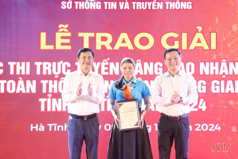 Lãnh đạo tỉnh, Sở TT&TT trao giải nhất cá nhân cho cô giáo Lê Thị Thu Thủy - Trường Tiểu học và THCS Kỳ Lạc (huyện Kỳ Anh). 4a-4189.jpg