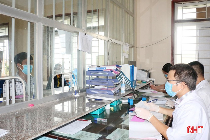 Bệnh nhân nhiễm HIV đến nhận thuốc tại Trung tâm Kiểm soát bệnh tật tỉnh. hiv-6a-5423.jpg