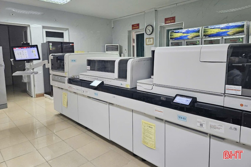 Hệ thống máy móc xét nghiệm tại Khoa Hóa sinh được đầu tư khá đồng bộ. bqbht_br_xn-bv-tinh-3a.jpg