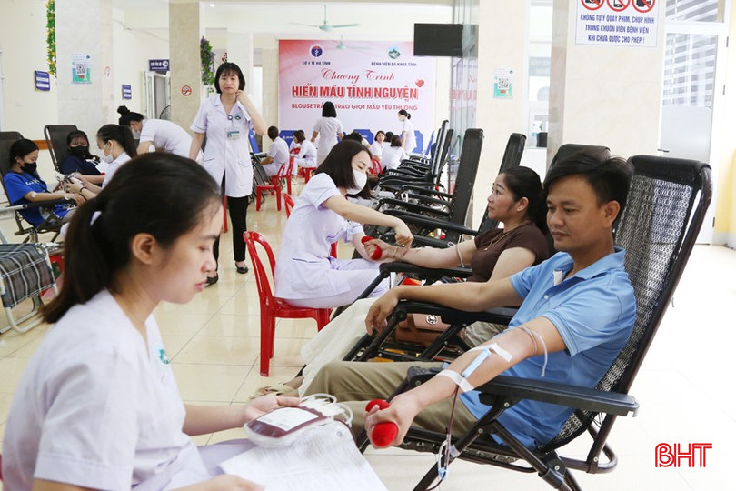 Il s’agit d’un programme important, qui démontre le sens élevé des responsabilités du personnel médical de Ha Tinh : non seulement ils gèrent, traitent et soignent les patients, mais ils donnent également directement du sang pour répondre aux urgences et aux traitements dans le contexte de pénurie de sang. bqbht_br_img-3078a.jpg