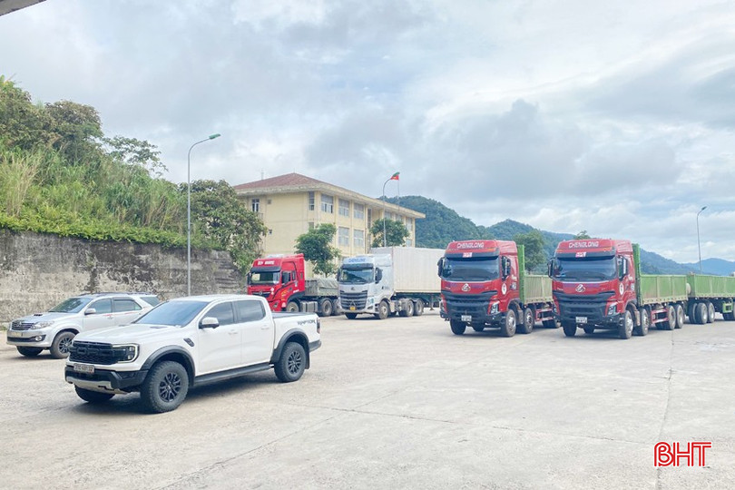 Cửa khẩu quốc tế Cầu Treo có bãi đậu xe chật hẹp, ảnh hưởng đến việc giao thương, xuất nhập cảnh. KKT Cau treo 1A.jpg