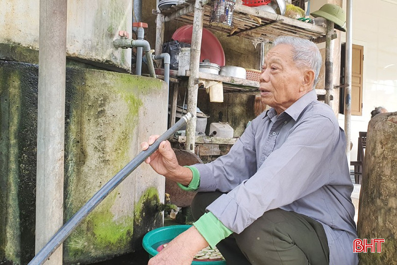 Do không có nguồn nước cấp về nên người dân chủ động tháo đường ống dẫn nước vào các bể. nuoc-tien-loc-1a-5391-3139.jpg