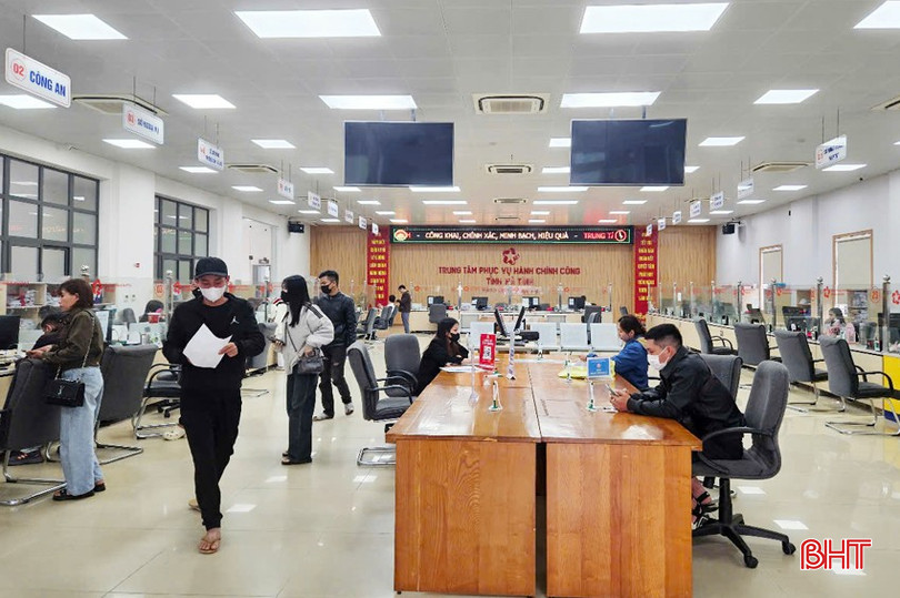 Người dân đến Trung tâm Phục vụ hành chính công tỉnh thực hiện các thủ tục. bqbht_br_ca.jpg