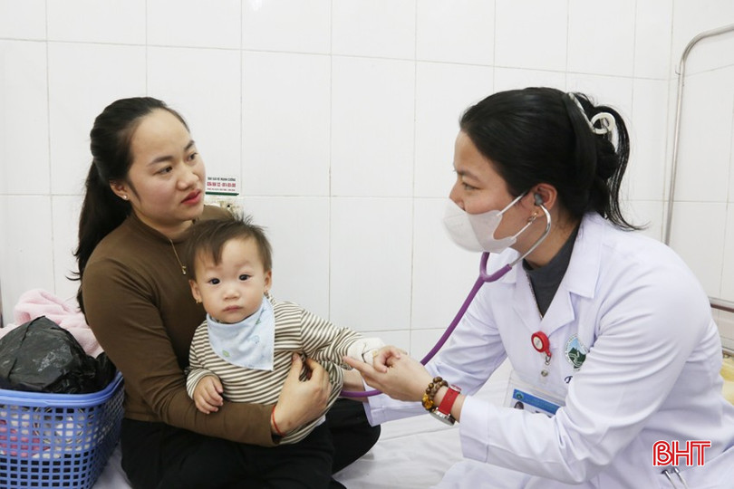 Bác sỹ Trần Thị Hương thăm khám cho một bệnh nhi bị viêm phổi. bqbht_br_2a.jpg