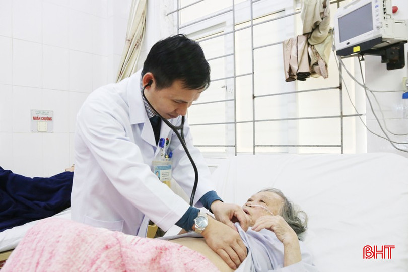 Bác sỹ Phạm Hữu Đà thăm khám cho một bệnh nhân bị tim mạch. bqbht_br_4a.jpg