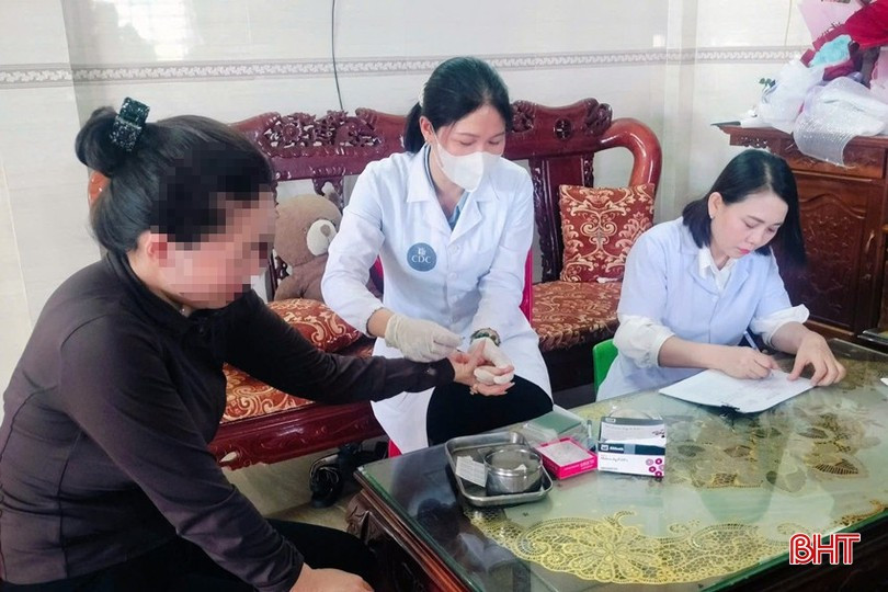 Cán bộ y tế tiến hành lấy lam máu của các thành viên trong gia đình có bệnh nhân bị sốt rét. anh-3-3956.jpg