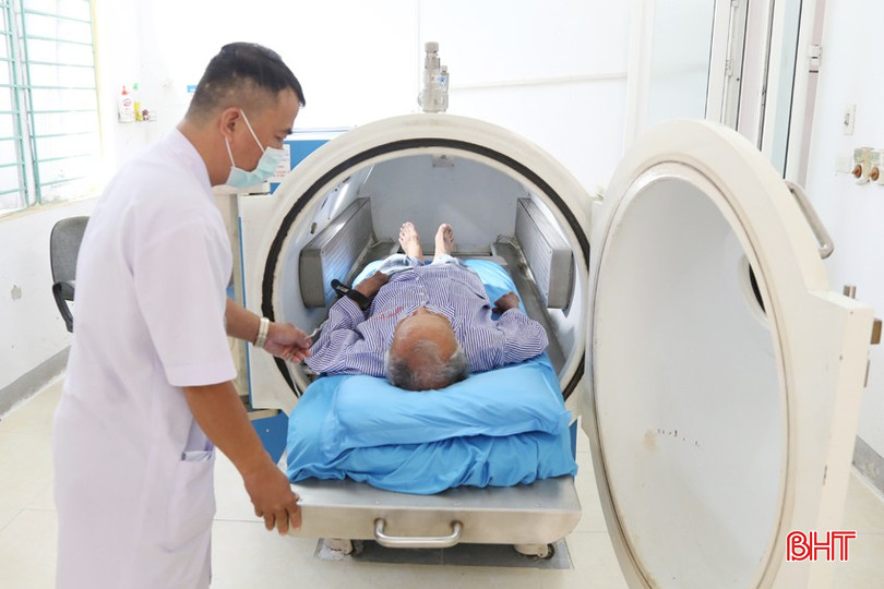 Bệnh viện Y học cổ truyền Hà Tĩnh sử dụng oxy cao áp để điều trị cho các bệnh nhân bị đau đầu, ù tai, điếc, mất ngủ, di chứng tai biến. 4a-949.jpg