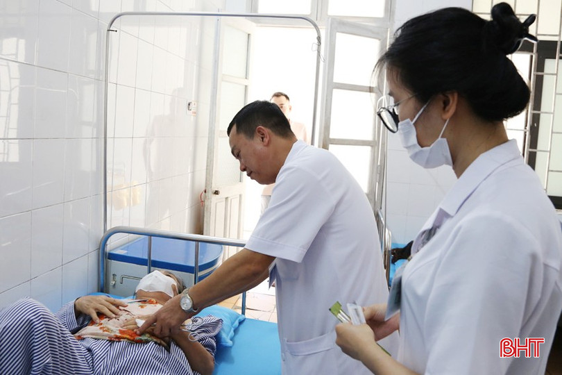 Bác sỹ Bệnh viện Y học cổ truyền Hà Tĩnh châm cứu cho bệnh nhân bị di chứng liệt. 3a-7172.jpg