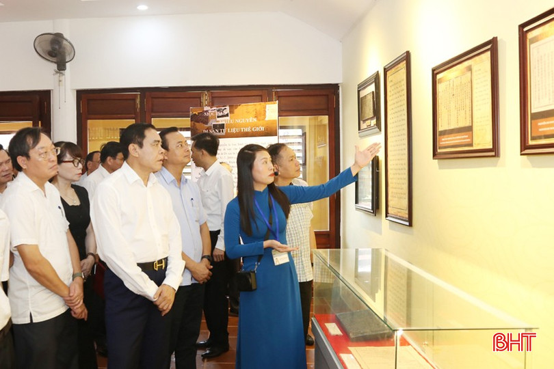 Chủ tịch UBND tỉnh Võ Trọng Hải tham dự khai mạc và tham quan trưng bày, giới thiệu chuyên đề “Đại thi hào Nguyễn Du qua tư liệu mộc bản triều Nguyễn”. 7AA.jpg