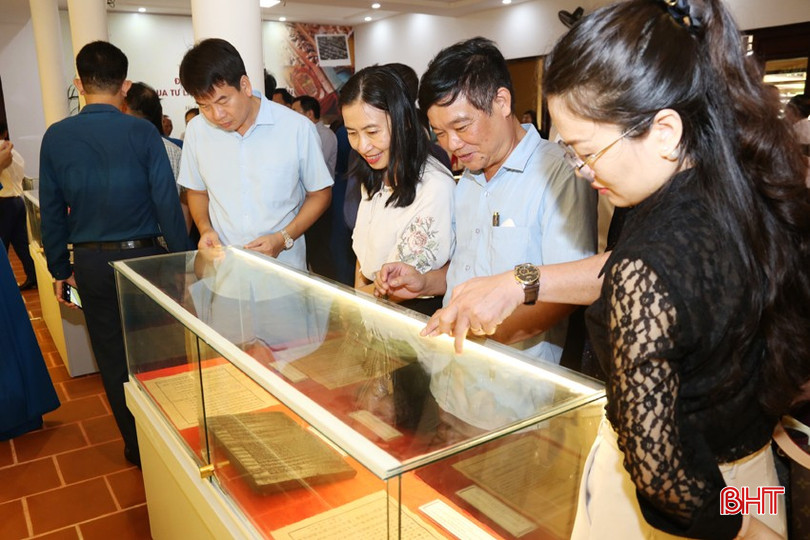 Đông đảo du khách đến tham quan trưng bày. BA.jpg