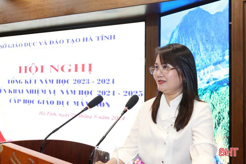 Trưởng phòng GD&ĐT thị xã Kỳ Anh Nguyễn Thị Tường Vân tham luận nội dung về xây dựng trường chuẩn quốc gia. 3A.jpg