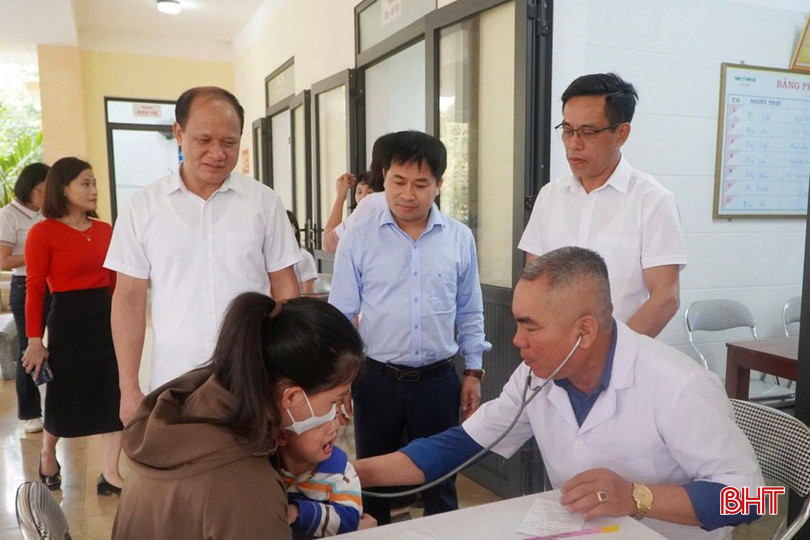 Lãnh đạo Trung tâm Kiểm soát bệnh tật Hà Tĩnh giám sát công tác tiêm chủng tại huyện Can Lộc. bqbht_br_soi-6a.jpg
