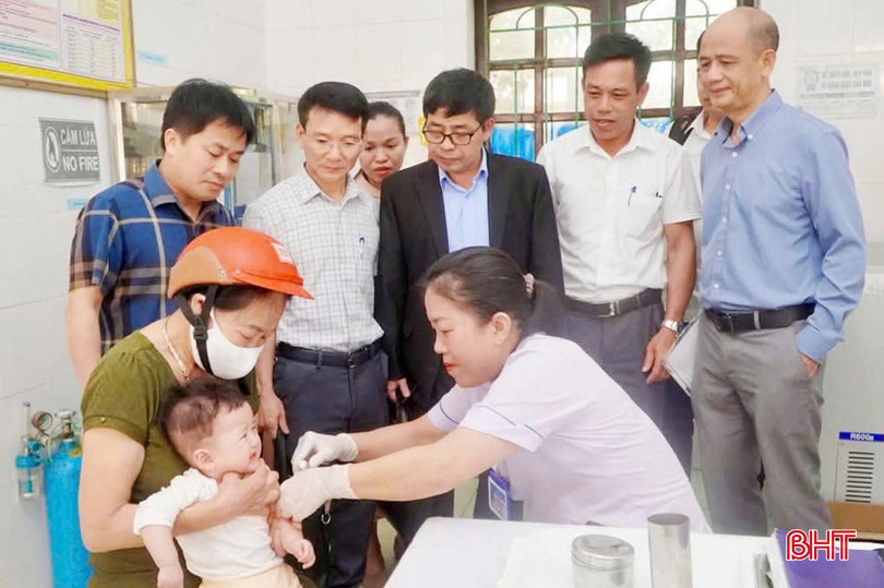 Bộ Y tế giám sát công tác phòng, chống dịch sởi tại Hà Tĩnh. bqbht_br_soi-3a.jpg