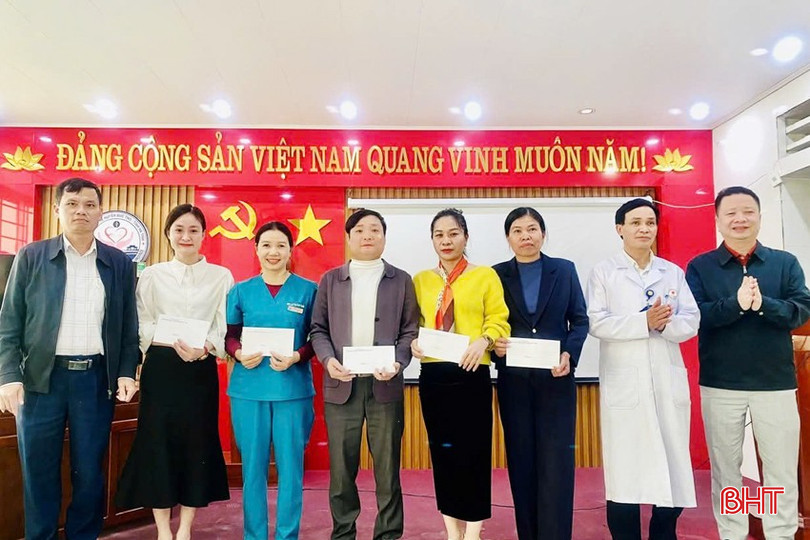 Το Ιατρικό Κέντρο Duc Tho συναντήθηκε και ενθάρρυνε αξιωματούχους που είχαν αναλάβει να εργαστούν σε κοινότητες. bqbht_br_cssk-2a.jpg