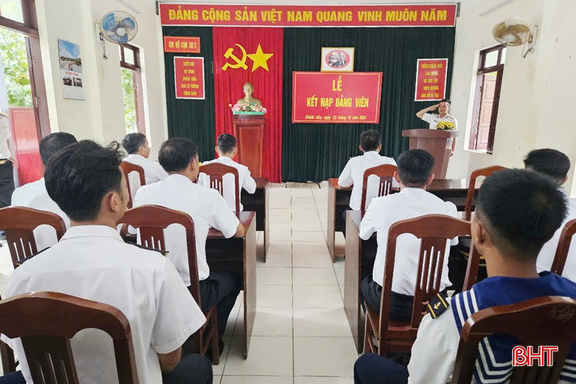 Trang nghiêm buổi lễ kết nạp đảng viên mới ở Chi bộ Cụm chiến đấu 3, thị trấn Trường Sa. bqbht_br_4a-5679.jpg