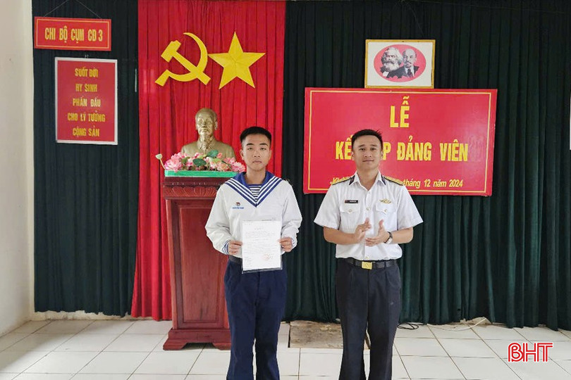 Lãnh đạo đơn vị trao quyết định kết nạp Đảng cho chiến sỹ Nghiêm Công Phong. bqbht_br_1a-4848.jpg