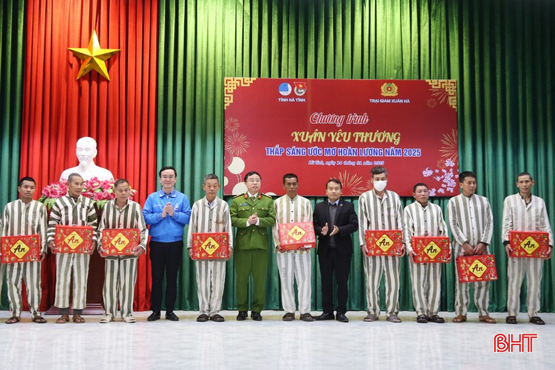 ...và 20 suất quà gồm các vật dụng, nhu cầu thiết yếu cho các phạm nhân có thành tích cải tạo tốt, phạm nhân có hoàn cảnh khó khăn nhằm động viên, khích lệ các họ tích cực rèn luyện, cải tạo để sớm trở về với gia đình, hòa nhập với cộng đồng.