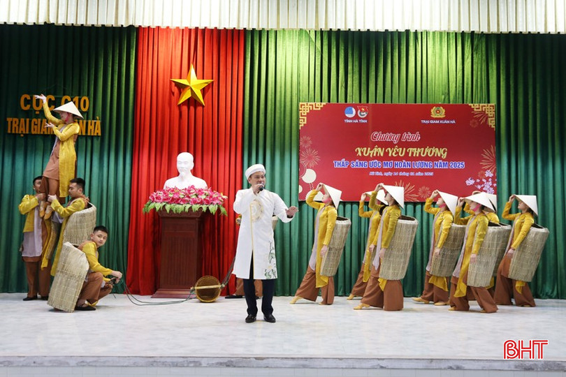 Tại chương trình, các tiết mục văn nghệ đặc sắc do Hội Liên hiệp Thanh niên Việt Nam tỉnh, cán bộ trại giam và các phạm nhân thể hiện đã mang đến không khí vui tươi, rộn ràng sắc xuân.