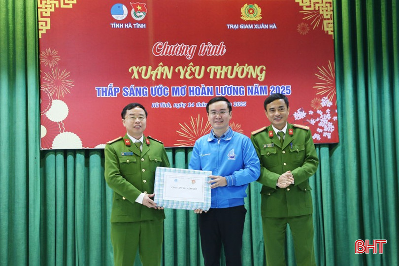 Nhân dịp này, Hội Liên hiệp Thanh niên Việt Nam tỉnh Hà Tĩnh và các đơn vị đồng hành đã trao tặng quà cho Trại giam Xuân Hà...