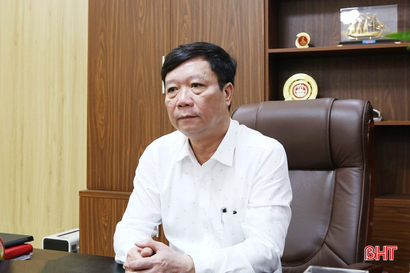 Giám đốc Sở Y tế Nguyễn Minh Đức trao đổi một số nội dung xoay quanh công tác quản lý hoạt động thẩm mỹ có xâm lấn. bqbht_br_img-3123a.jpg