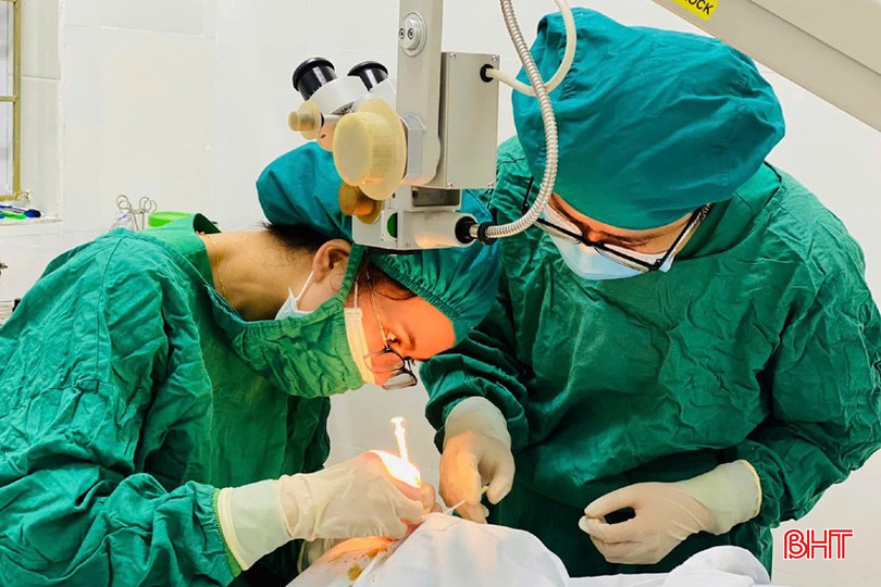 Các bác sỹ Bệnh viện Mắt Hà Tĩnh cảnh báo những tổn thương do tia laser gây ra cho mắt là rất nguy hiểm. bqbht_br_mat-1a.jpg
