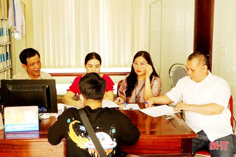 Lãnh đạo Trung tâm Kiểm soát bệnh tật tỉnh tư vấn điều trị PrEP cho người chưa nhiễm HIV. bqbht_br_anh-hiv-5a.jpg