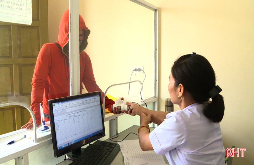 Người nhiễm bệnh HIV được cấp phát thuốc ARV. bqbht_br_anh-hiv-4.png