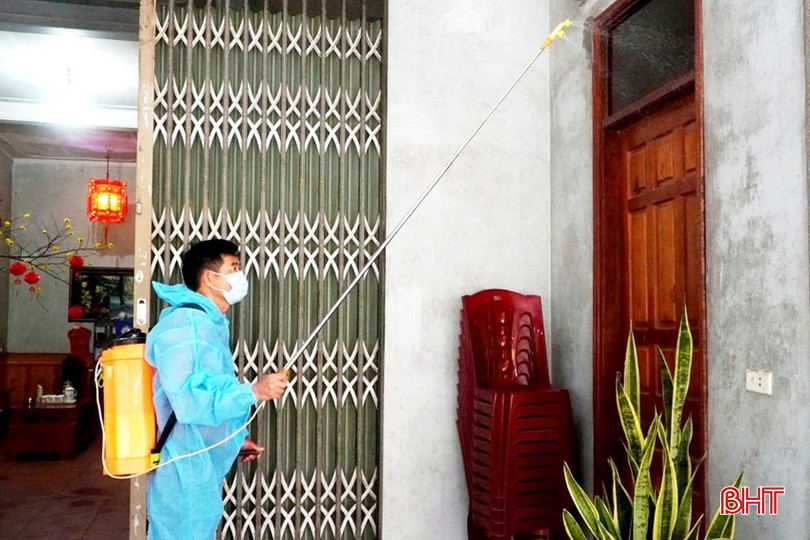 Cán bộ y tế tiến hành phun thuốc diệt muỗi tại gia đình bệnh nhân và các hộ gia đình xung quanh ở thị trấn Vũ Quang. bqbht_br_sot-ret-3a.jpg